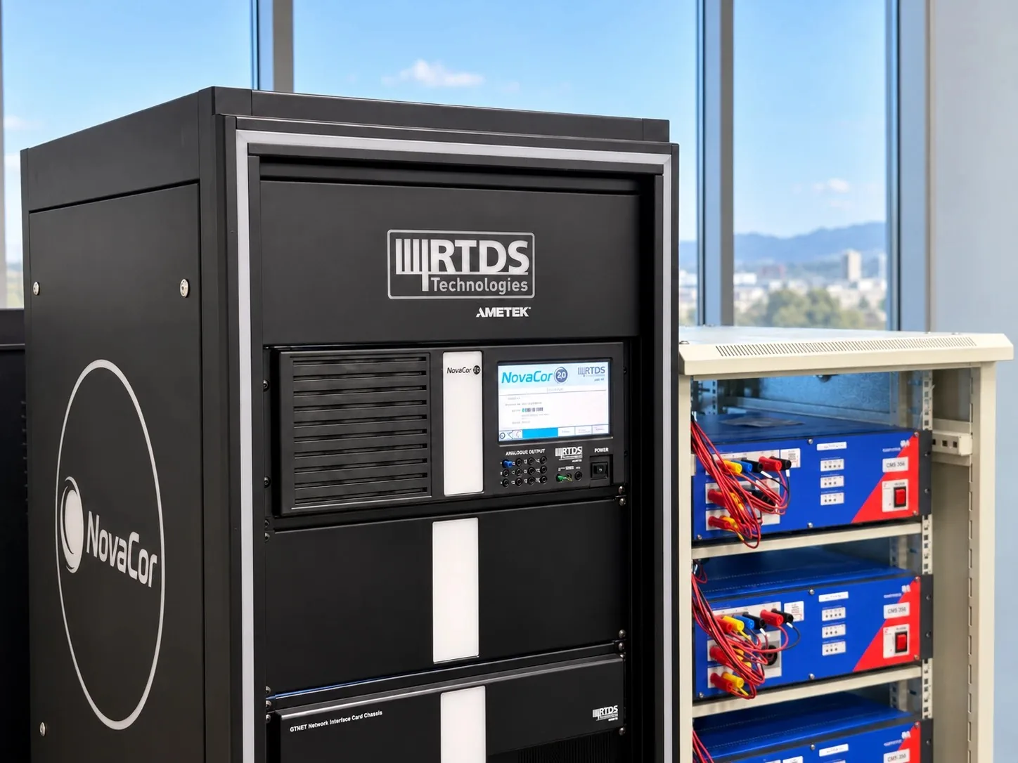 محاكي RTDS NovaCor ومضخّمات الاختبار
